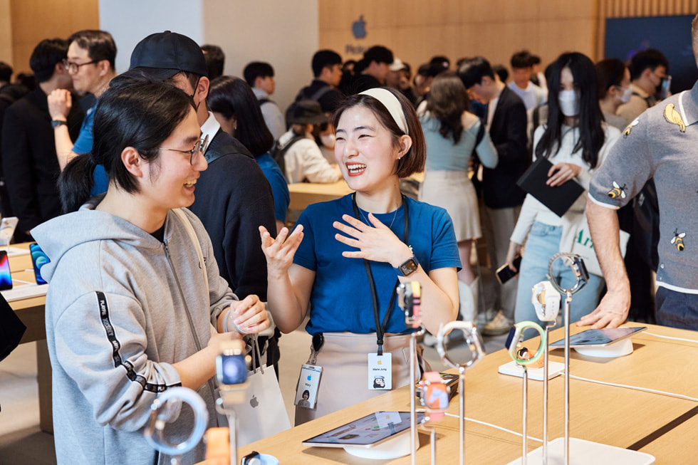 Ein Apple Teammitglied spricht über die Apple Watch mit einer Kundin bei Apple Gangnam.
