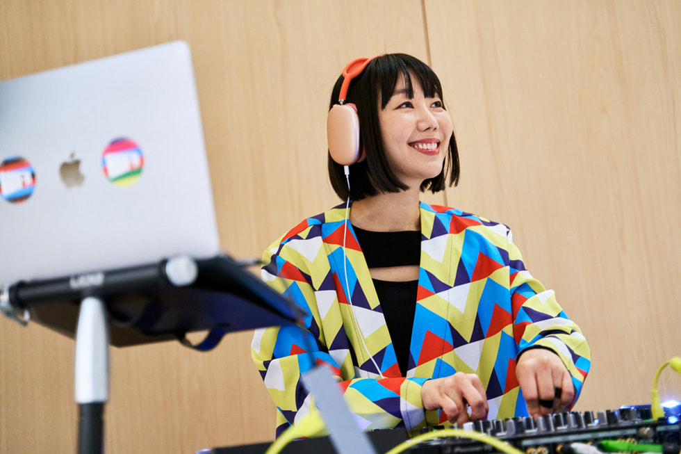 多才多藝的藝人兼 DJ Vakki 在 Apple 江南零售店表演。