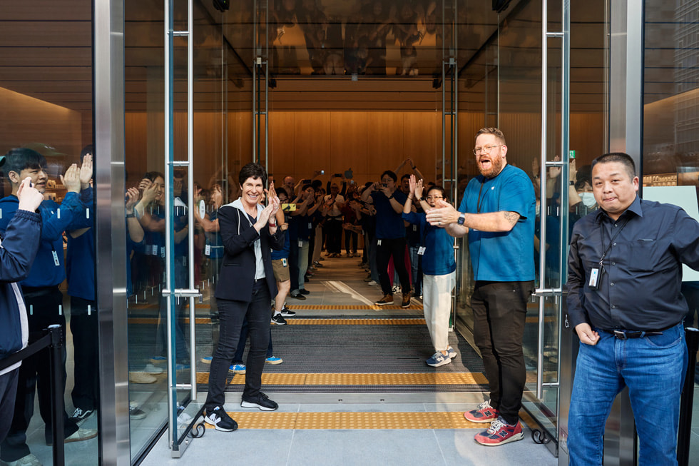 Deirdre O'Brien, Senior Vice President of Retail, begrüßt die ersten Kund:innen in Apple Gangnam.
