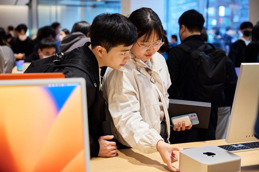 Los clientes prueban la Mac Studio en el interior de la tienda Apple Gangnam.