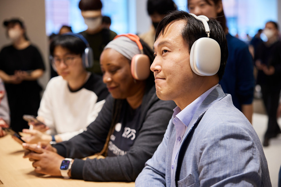 Los clientes pueden disfrutar la experiencia del audio espacial con los AirPods Max en la tienda Apple Gangnam.