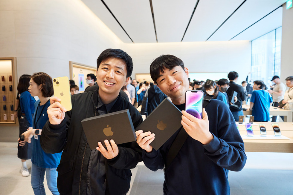顧客在 Apple 江南零售店與 iPhone 14 合影。