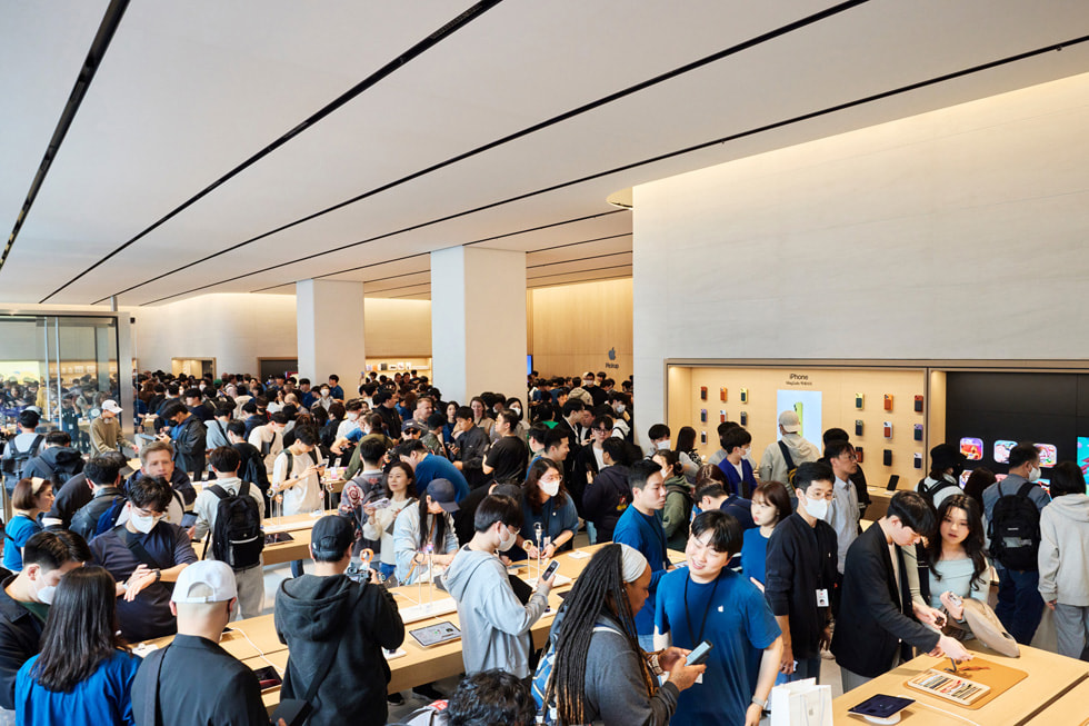 Apple 團隊成員與顧客聚集在 Apple 江南零售店內。