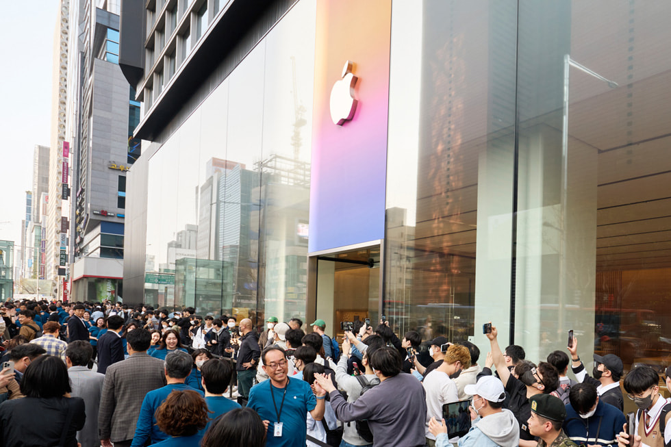 Los clientes hacen fila fuera de la tienda Apple Gangnam en Seúl.