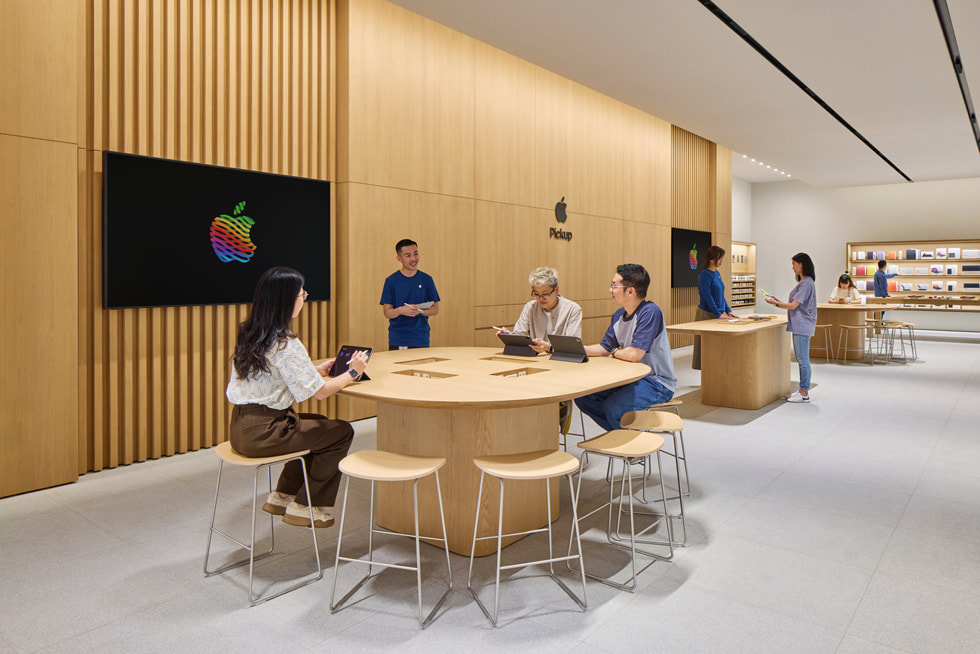 El sector de recolección de productos Apple y las mesas redondas en Apple MixC Shenzhen. 