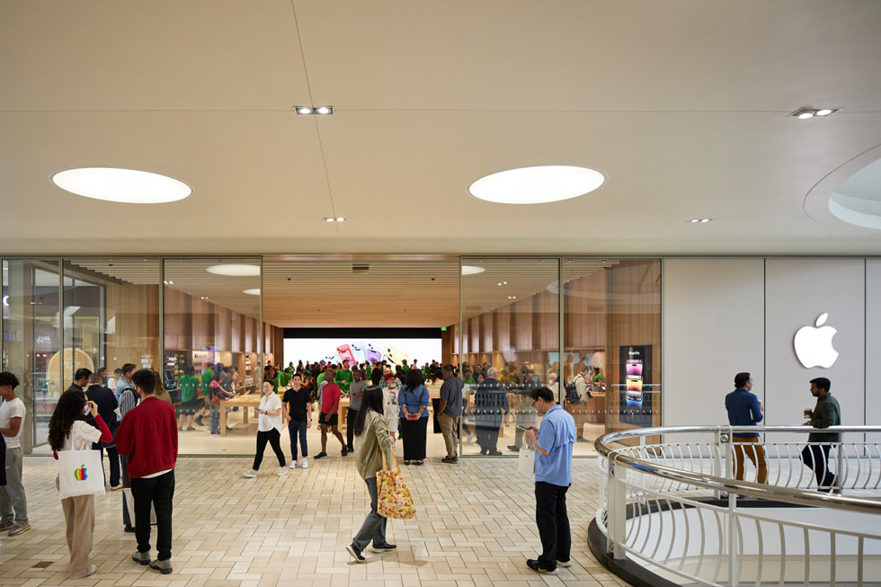 Vue de la clientèle rassemblée devant la boutique Apple Tysons Corner, à l’intérieur du centre commercial.