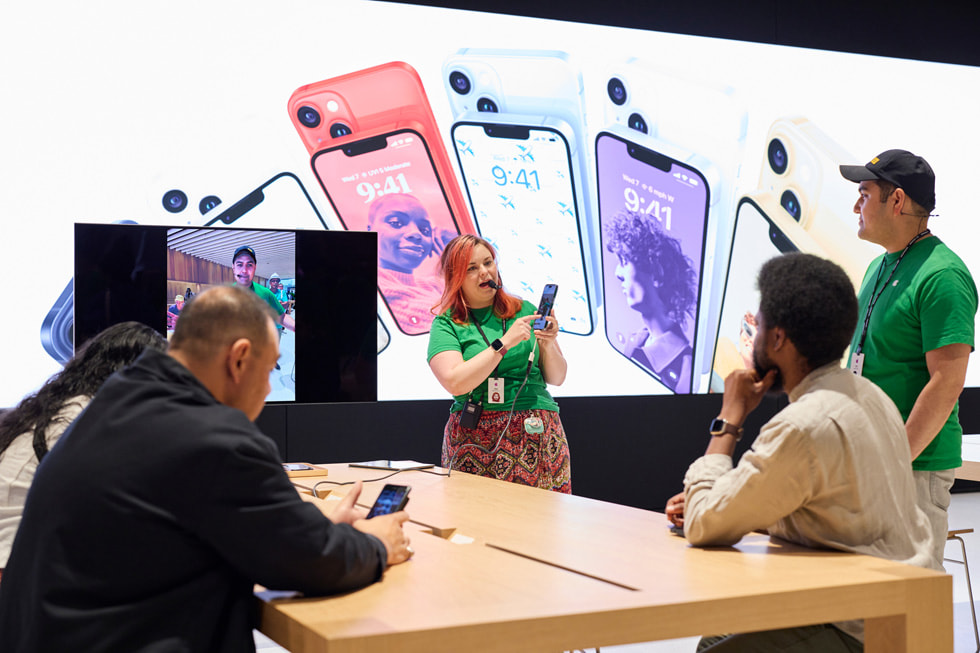 相片顯示顧客聚集在 Apple Tysons Corner 的 Today at Apple 空間。
