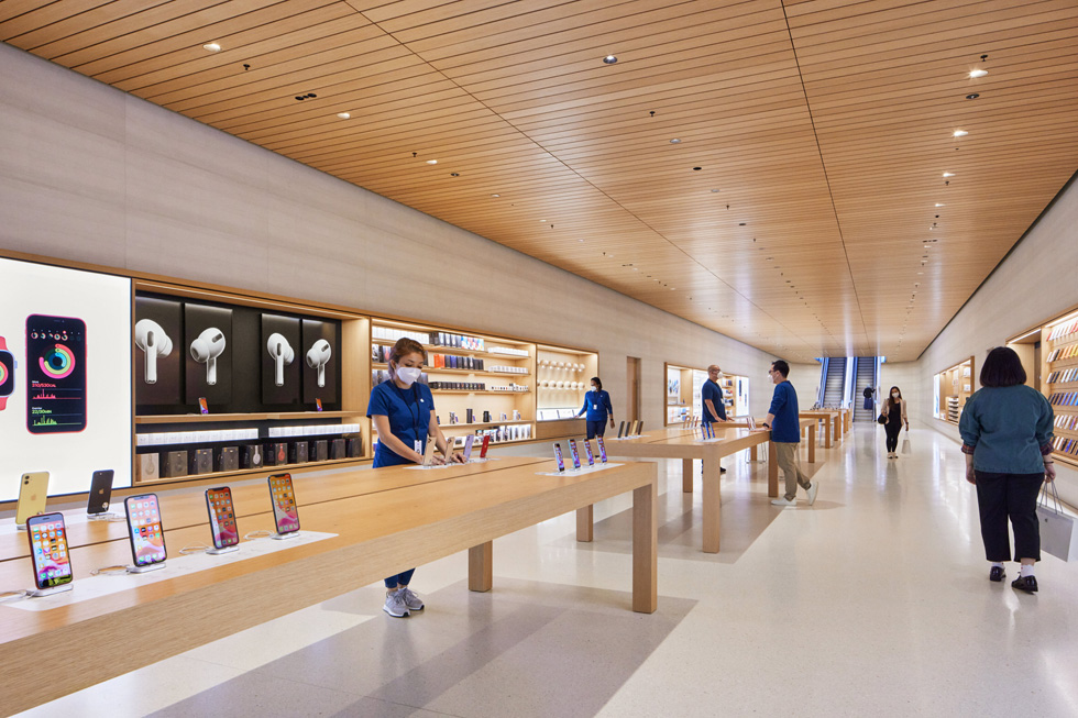 Apple teamleden maken zich op voor hun eerste klanten in Apple Marina Bay Sands.