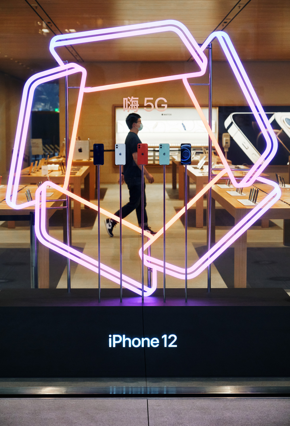 Fönsterskyltning på Apple Sanlitun som visar de nya iPhone 12-modellerna.