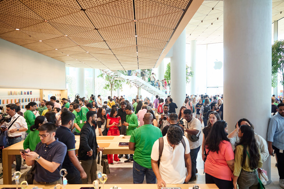 La multitud dentro de Apple BKC.
