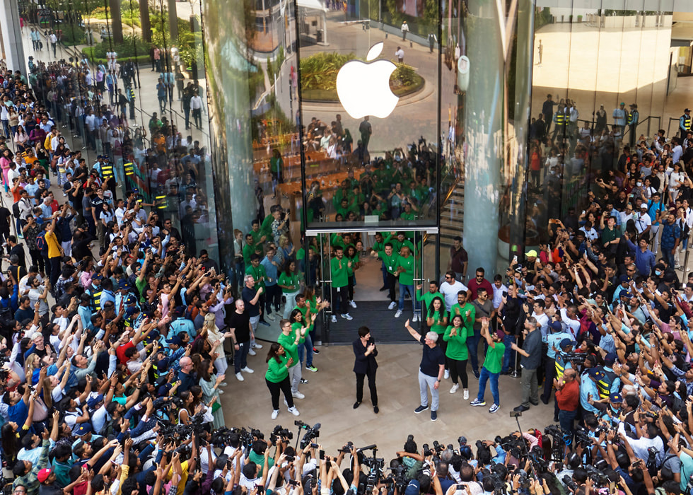 Tim Cook, Deirdre O’Brien et des membres de l’équipe applaudissent l’arrivée de la clientèle à l’ouverture de la boutique Apple BCK.