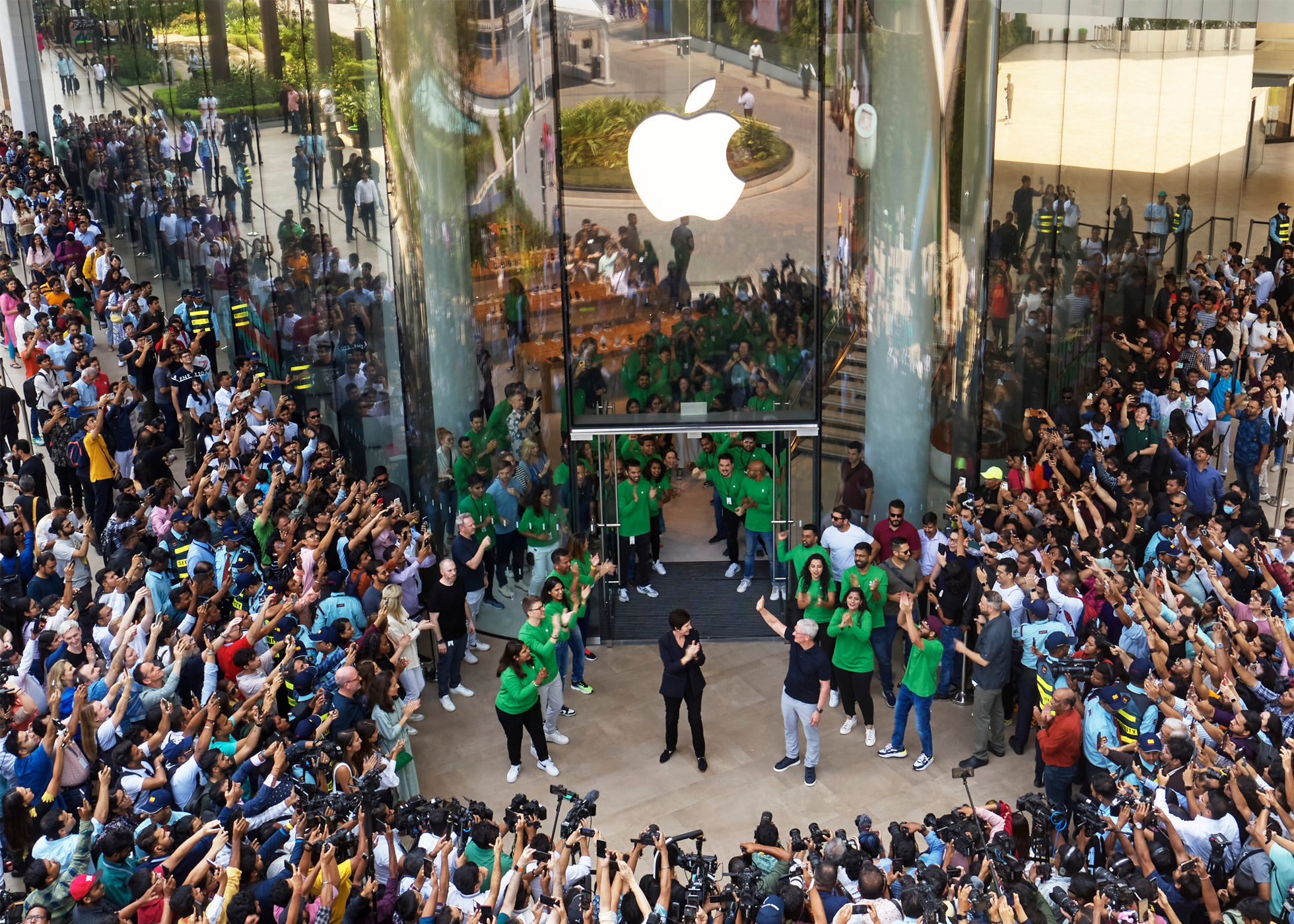 Apple BKC now open in Mumbai Apple