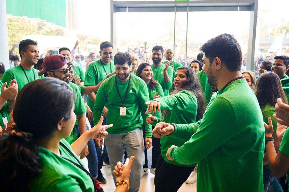 Los miembros del equipo de Apple BKC se reúnen en la tienda antes de la inauguración.