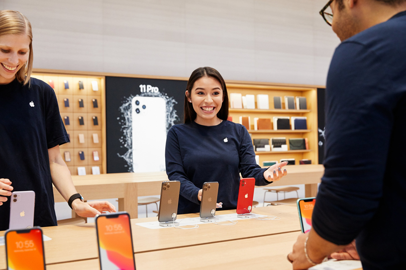 Integrantes del equipo de Apple acomodando los iPhone 11 en el Apple Store de la Quinta Avenida.
