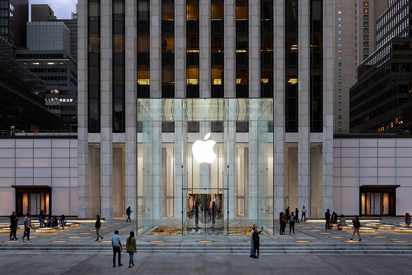 Het nieuwe plein en de glazen kubus van Apple Fifth Avenue.