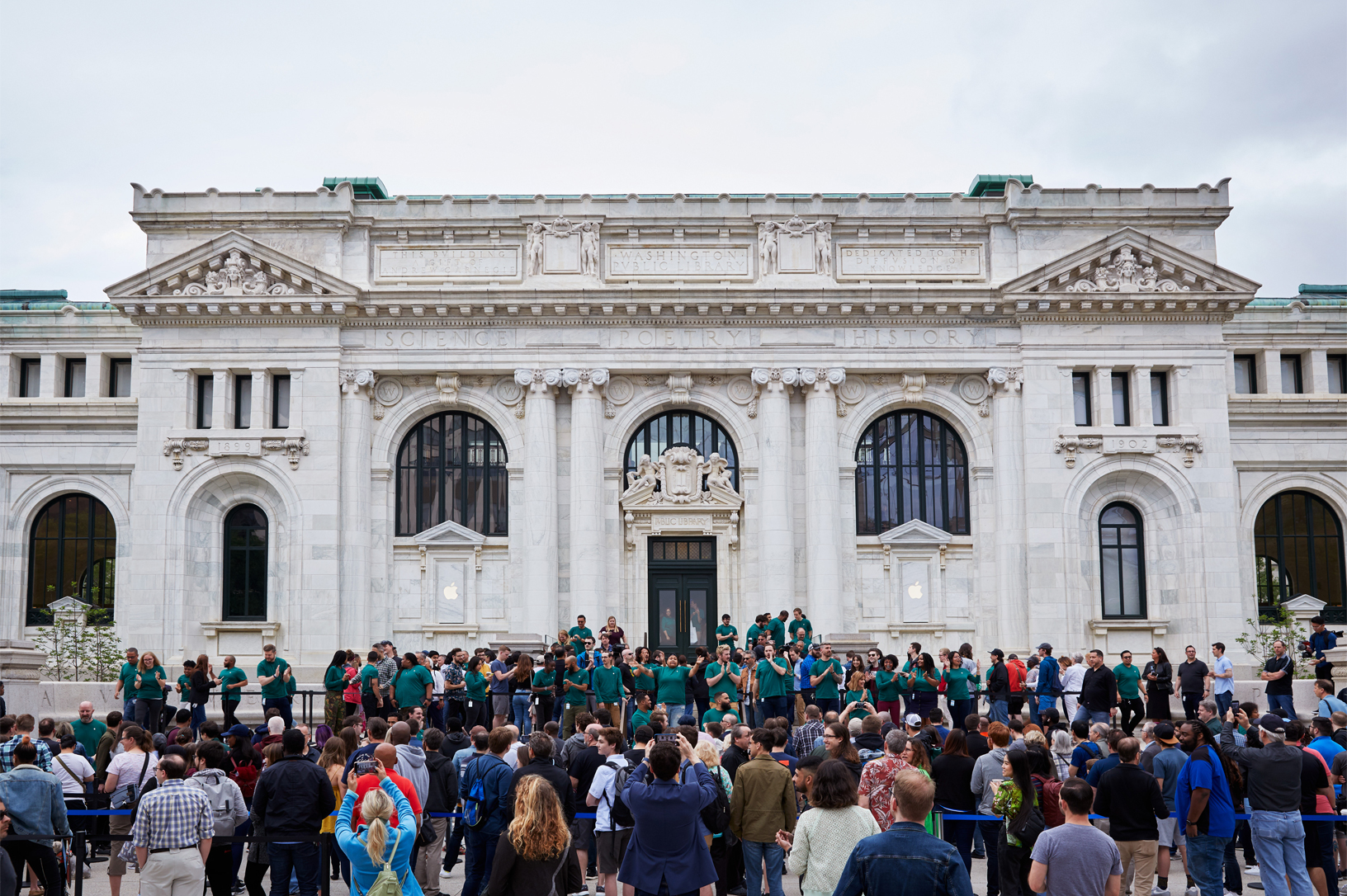 Apple library. Библиотека Карнеги Эппл. Здание Apple Store в Вашингтоне.