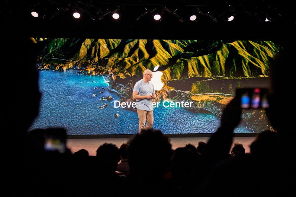 الخبير التكنولوجي جوش تيدسبري في استوديو البث الأكثر تطوراً وحداثة في مركز Apple Developer Center، بنظام Big Sur.