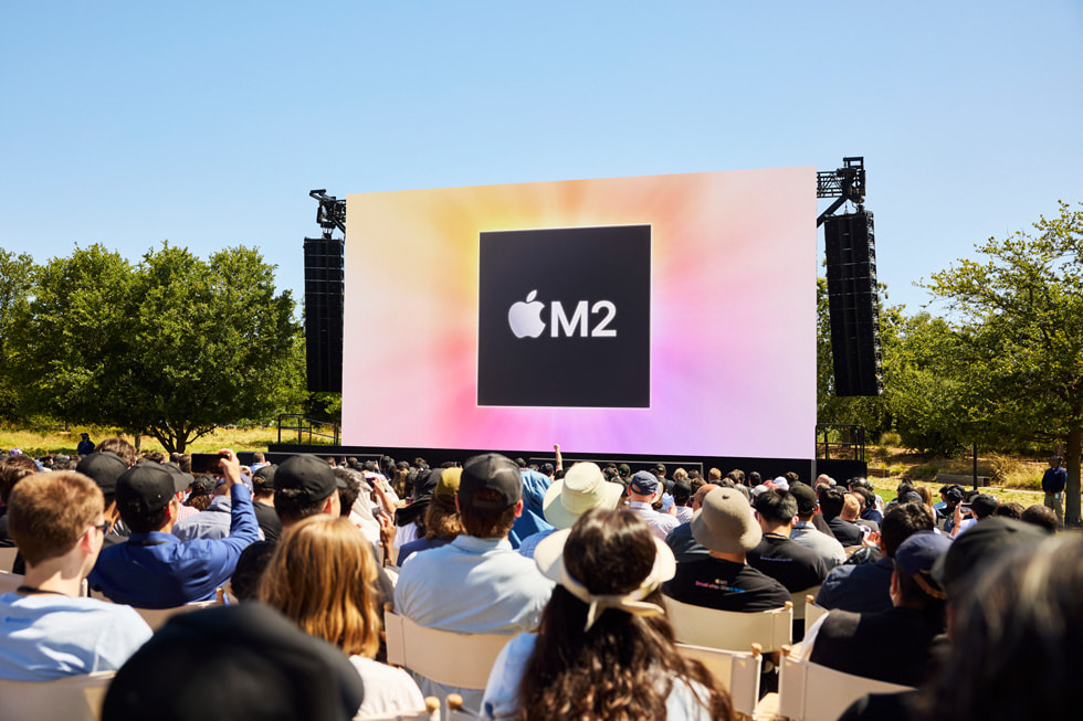 Unos desarrolladores ven la presentación del chip M2 en Apple Park.