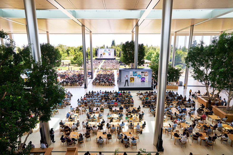 Partecipanti della WWDC22 che guardano la presentazione di iOS 16 all’Apple Park.