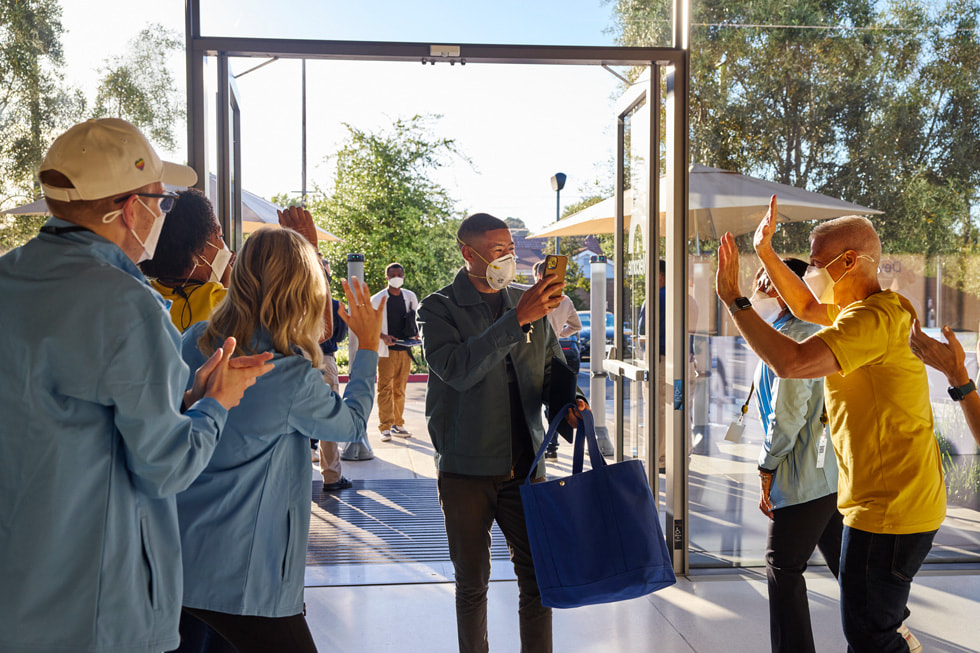 El equipo de la WWDC22 saluda a los desarrolladores que van llegando a Apple Park.