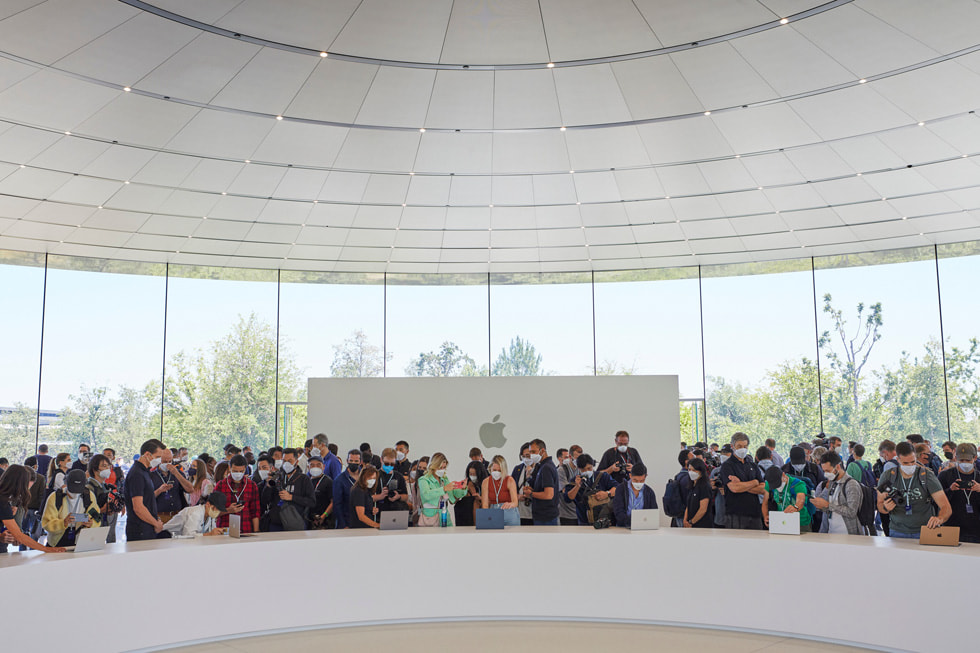 La WWDC22 accueille ses invités en présentant le nouveau MacBook Air.