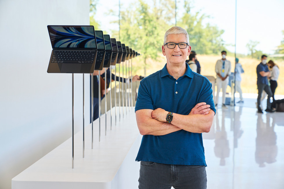 Tim Cook presenterer nye MacBook Air i finishen midnatt for WWDC22-deltakere i Steve Jobs Theater.