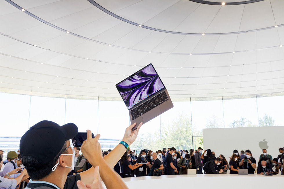 أحد الحضور في مؤتمر WWDC22 مع جهاز MacBook Air الجديد.