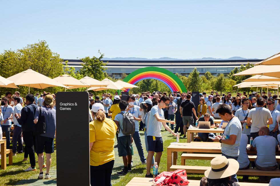 WWDC22-deltagare vid ett Meet the Teams-pass i Apple Park.