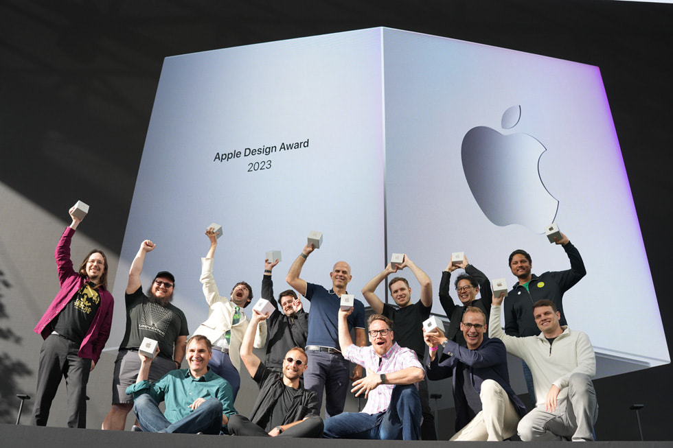 Apple 디자인 어워드 수상자들이 무대 위에서 사진을 촬영하고 있다. 
