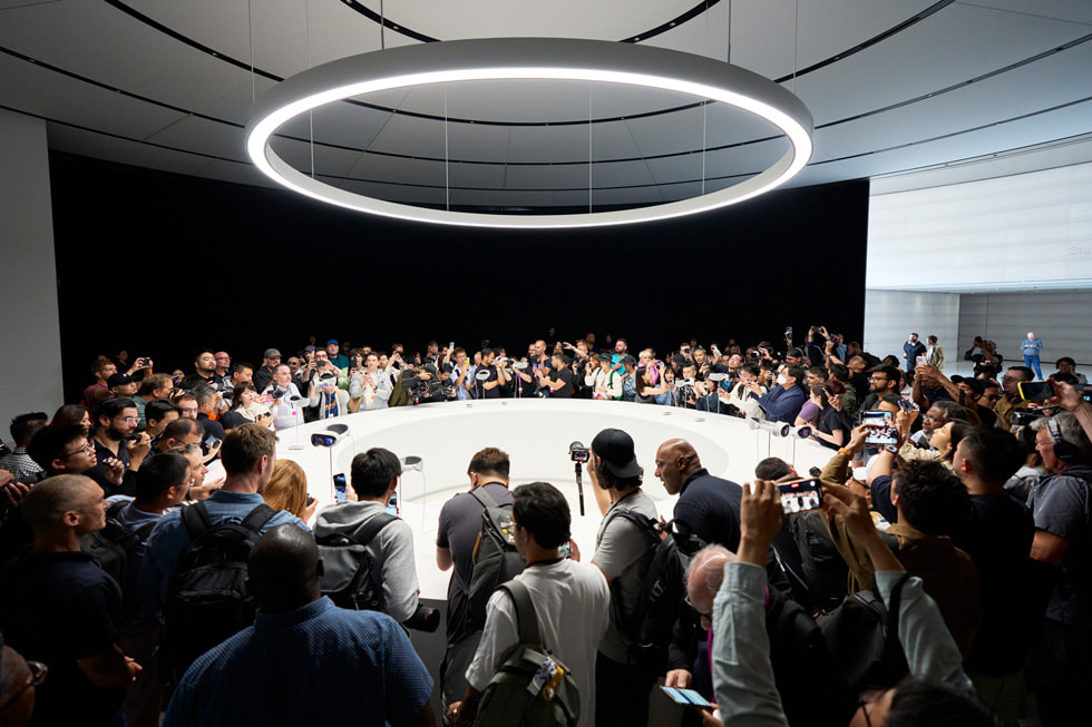 Leden van de pers staan rond een opstelling van Apple Vision Pro bij Apple Park.