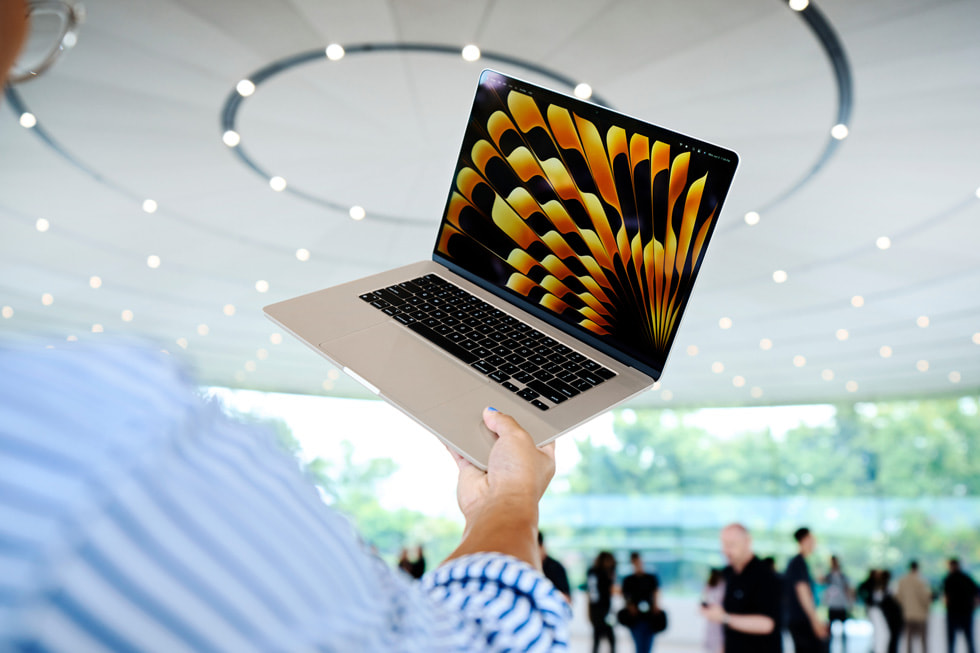 Een deelnemer houdt de nieuwe 15‑inch MacBook Air omhoog tijdens WWDC bij Apple Park.