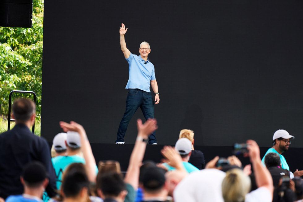 Tim Cook saluda al público reunido en la WWDC23 el día de su inauguración.