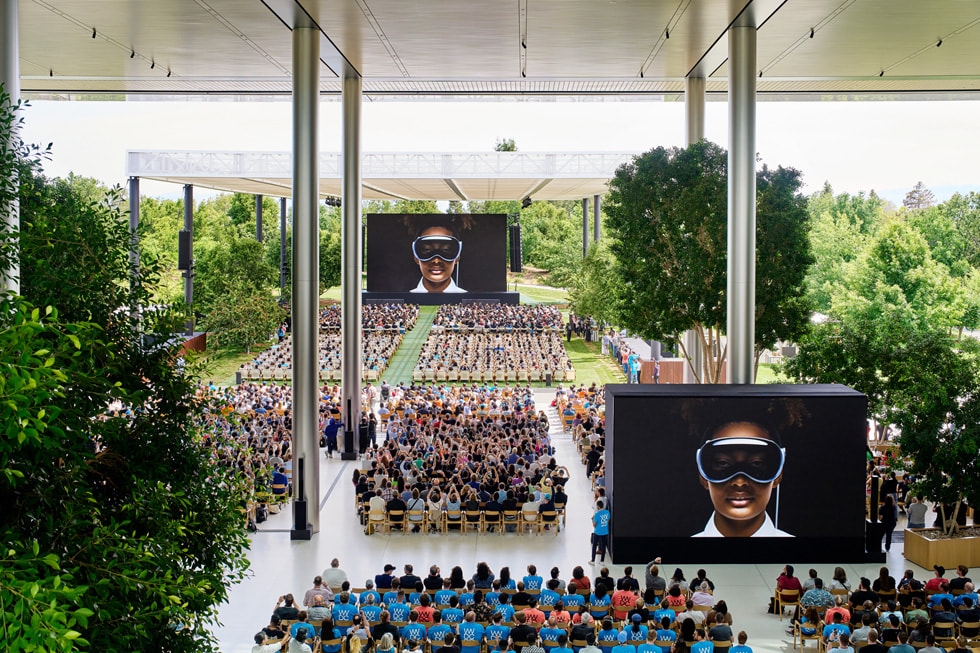 Des centaines de développeurs sont assis à Apple Park pour assister à la Keynote de la WWDC23.