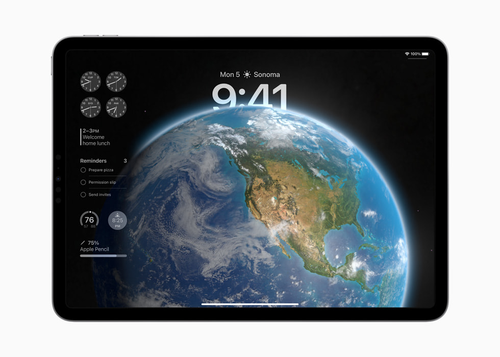 iPad Pro แสดงวิดเจ็ตแบบอินเทอร์แอ็คทีฟบนหน้าจอล็อค ซึ่งมีภาพพื้นหลังเป็นดาวโลก