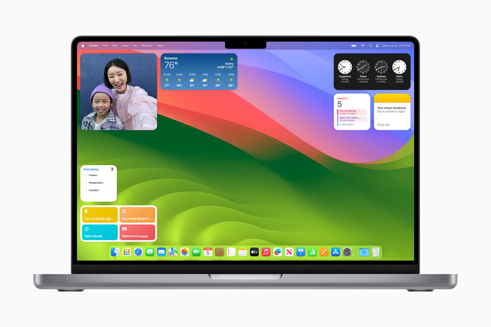 Na displeji MacBooku Pro se systémem macOS Sonoma se zobrazuje výběr widgetů.