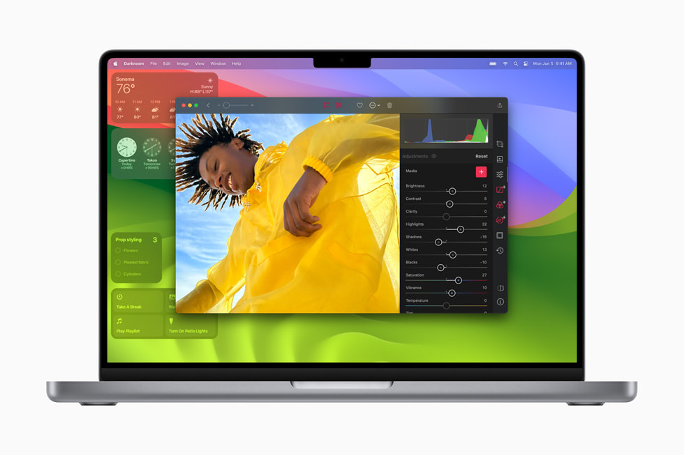 macOS Sonoma yüklü bir MacBook Pro’da bir Darkroom projesi ve arka planda araç takımları gösteriliyor.