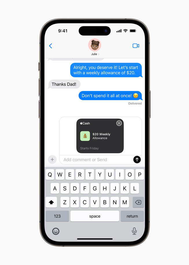 Un iPhone 14 Pro muestra que se está enviando un mensaje con una notificación para Julie sobre un pago semanal de $20 en Apple Cash.
