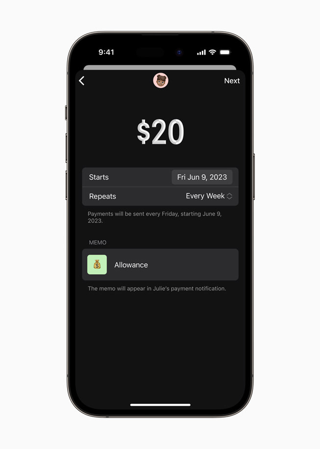iPhone 14 Pro, na którym widać Apple Cash z zaplanowanym cotygodniowym przelewem na kieszonkowe w wysokości 20 USD.