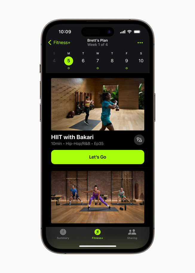 Un iPhone 14 Pro che mostra una Piano personalizzato per gli allenamenti in Apple Fitness+.