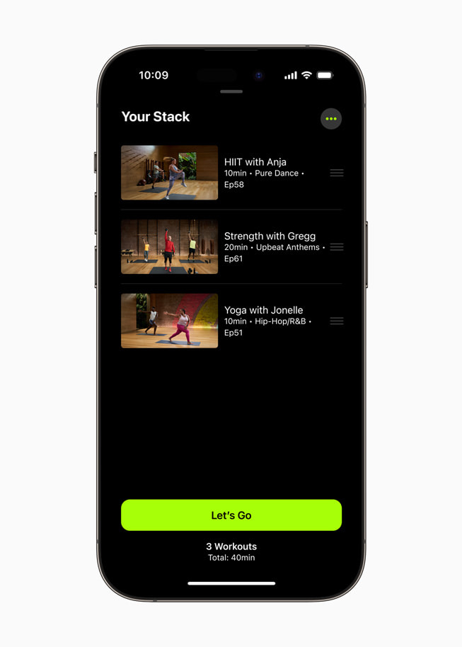 Un iPhone 14 Pro affiche une file d’attente comprenant plusieurs entraînements Apple Fitness+, dont des séances de fractionné, de renforcement et de yoga.