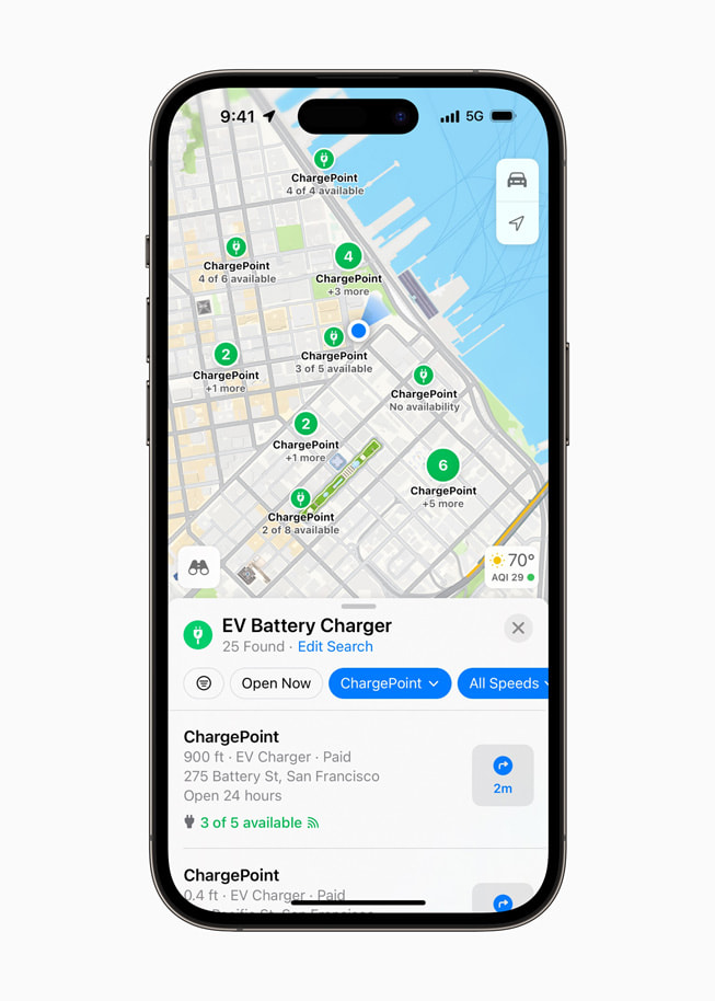 iPhone 14 Pro, na którym widać różne stacje ładowania pojazdów elektrycznych pokazane w aplikacji Mapy od Apple.