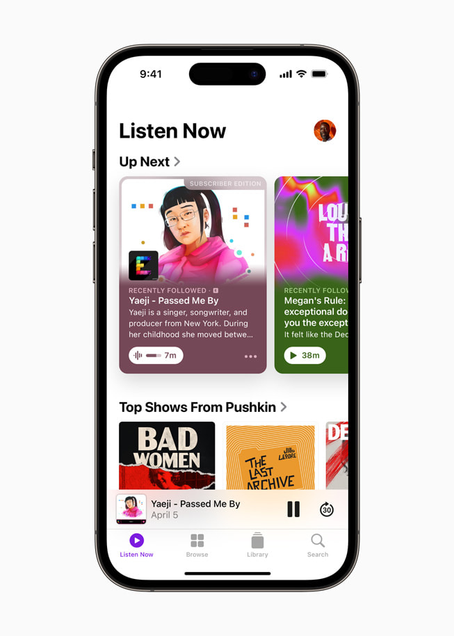 Un iPhone 14 Pro muestra lo que sonará a continuación en Apple Podcasts.