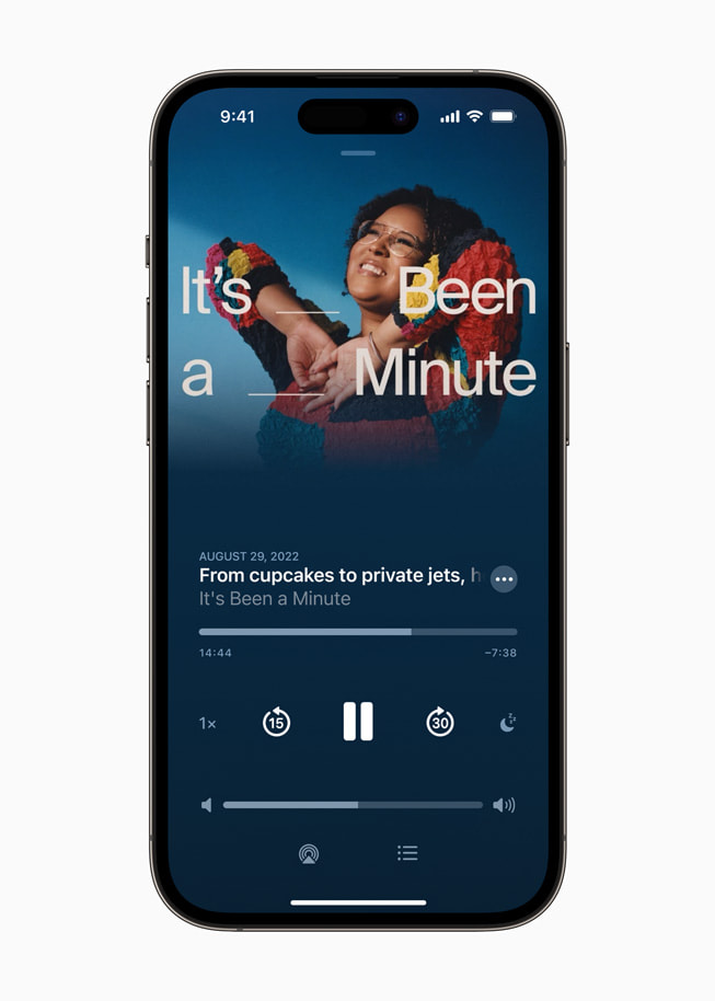 Un iPhone 14 Pro affiche le podcast « It’s Been a Minute » en cours de lecture.