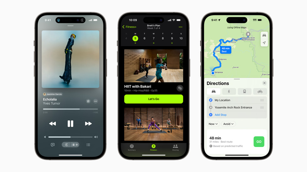 Tres dispositivos iPhone 14 Pro muestran las nuevas funcionalidades que estarán disponibles en los servicios de Apple, como SharePlay para el auto, Planes Personalizados y mapas sin conexión.
