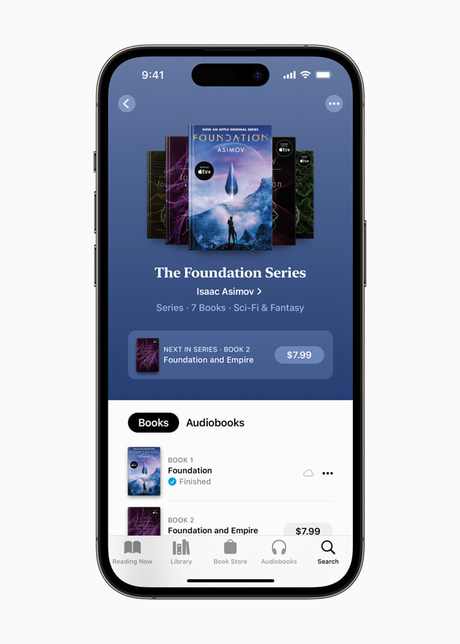 Un iPhone 14 Pro muestra varios libros disponibles en la serie The Foundation en Apple Books.