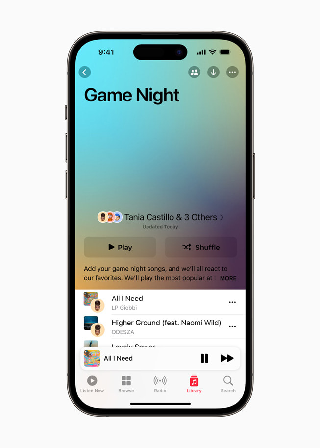 iPhone 14 Pro viser en samarbeidsbasert spilleliste for en gamingkveld med venner. 
