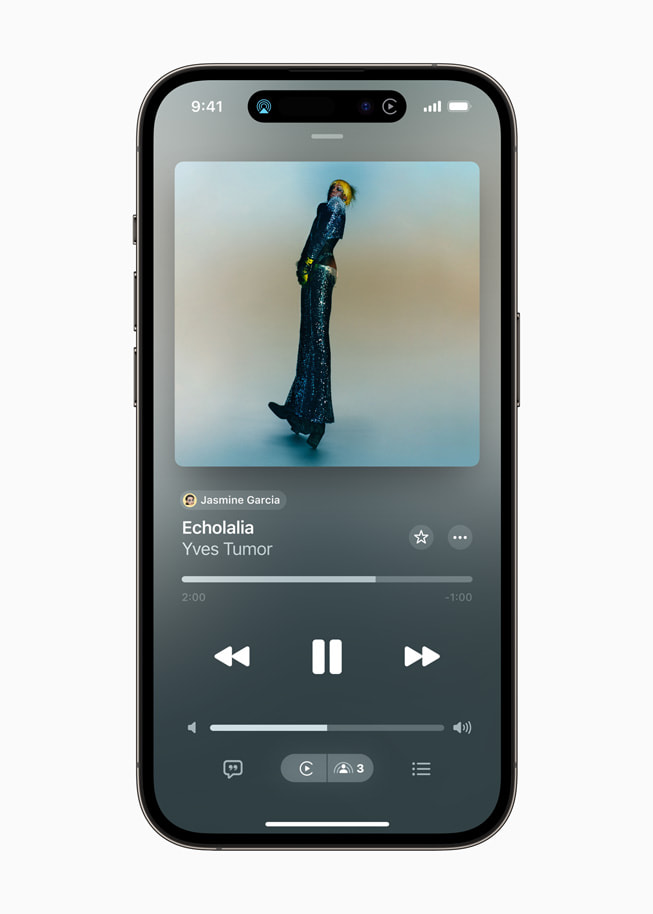 Un iPhone 14 Pro affiche un morceau de Yves Tumor joué dans le cadre d’une session SharePlay avec Apple Music.