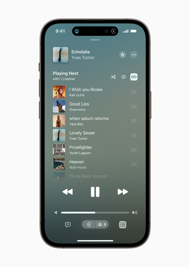 iPhone 14 Pro, na którym widać kolejne utwory na liście odtwarzania w ramach sesji SharePlay w Apple Music.