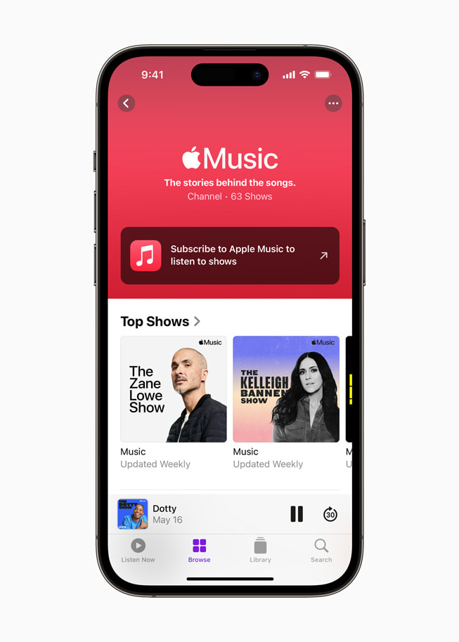 O iPhone 14 Pro mostra os programas de rádio do Apple Music em alta.