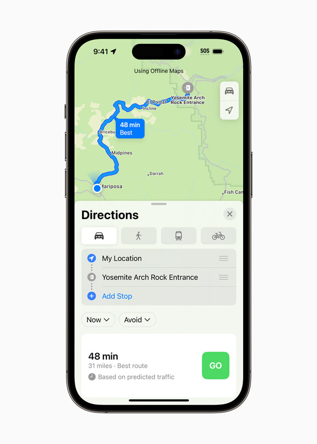 Un iPhone 14 Pro affiche une carte hors ligne avec un itinéraire vers l’entrée de Yosemite Arch Rock.
